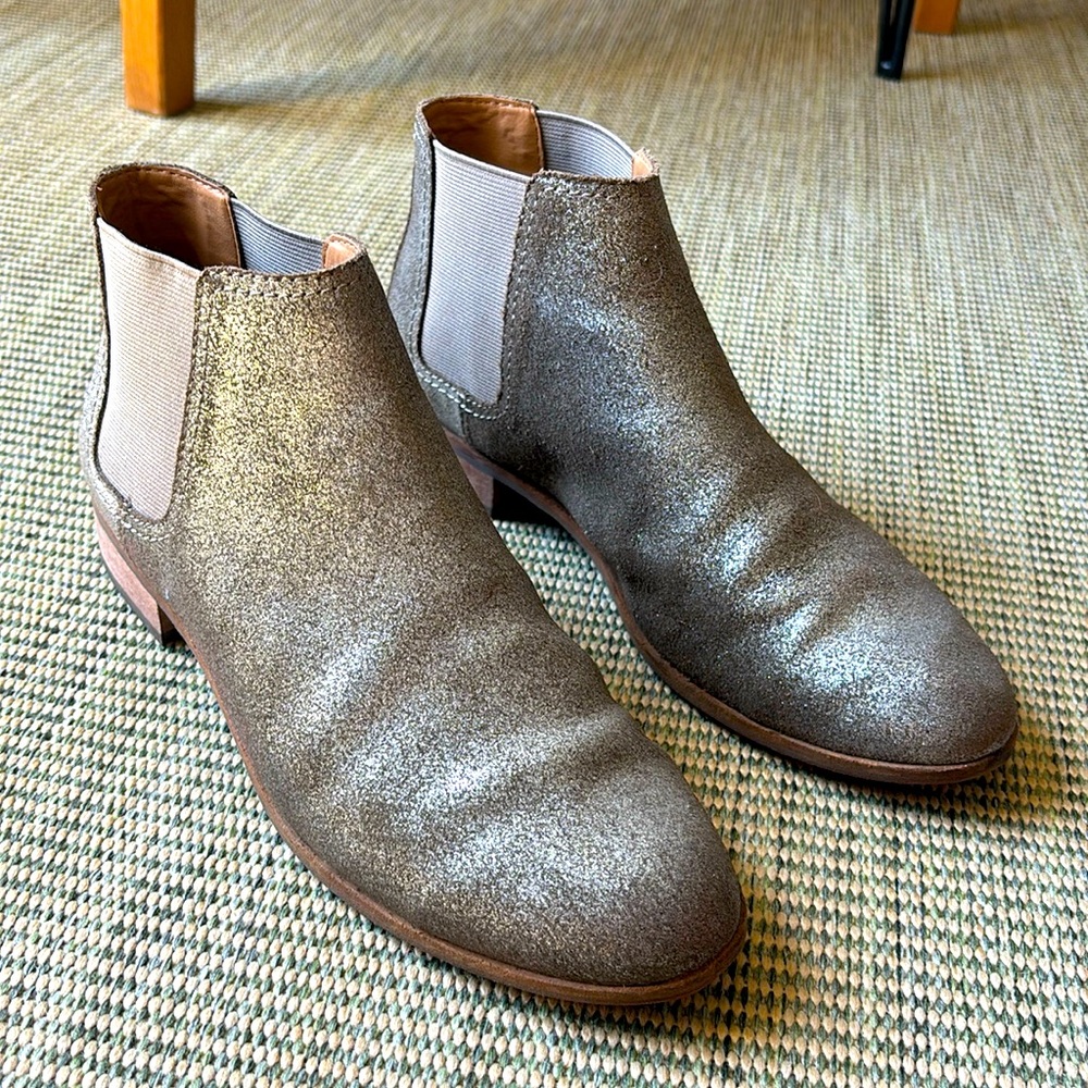 FRYE metallic gold Chelsea boots, 8.5!